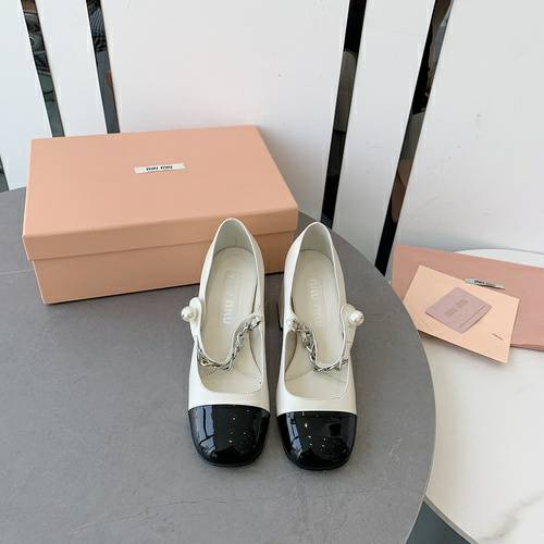 Picture of Miu Miu Shoes Women _SKUfw131578351fw